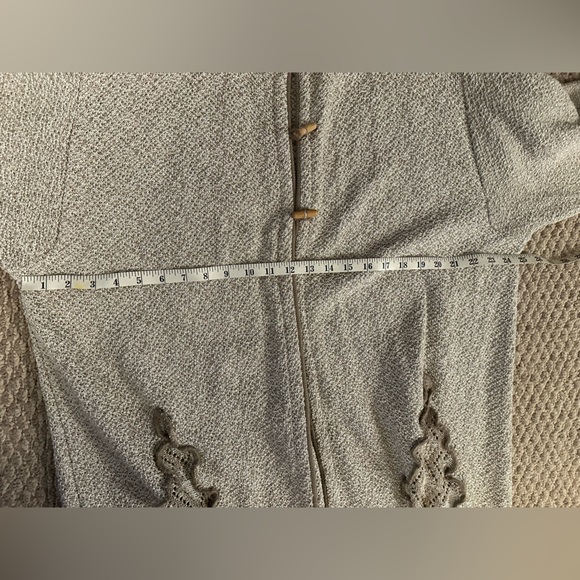 Elegant Cream Women's Sweater - Picture 4 of 8